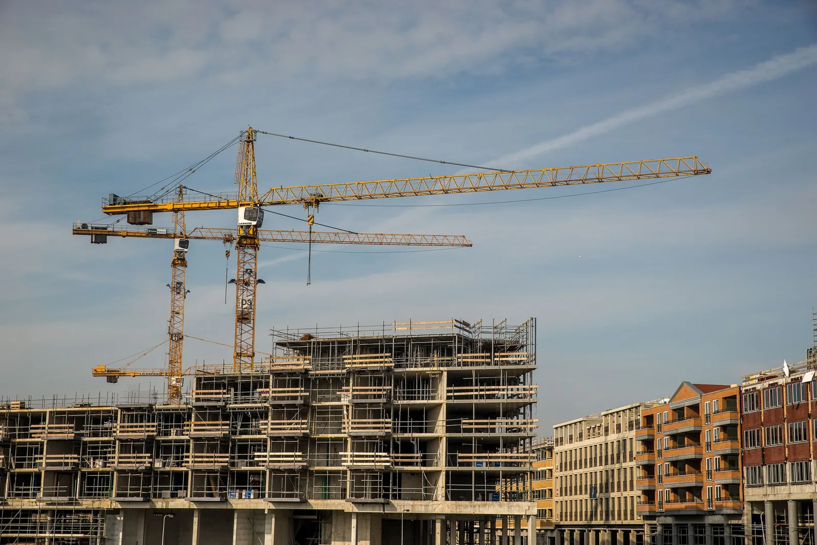 Edifícios comerciais em estrutura de concreto em construção