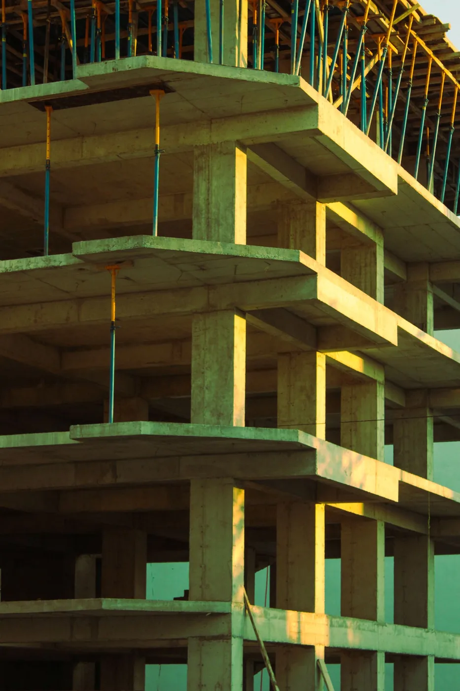 Estrutura de concreto armado de um edifício em execução, com formas e escoramento