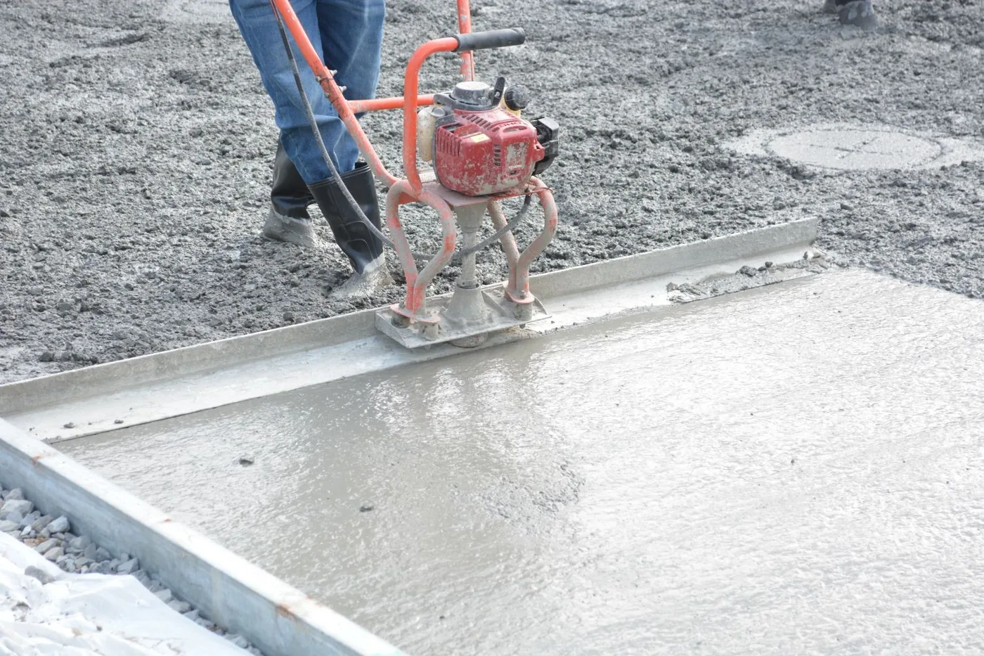 Acabamento de uma laje de concreto recém-concretada