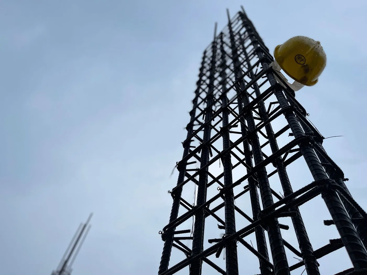 Gaiola de armação de um pilar de concreto contra o céu